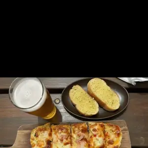 Meals made with passion 💕 chicken snitty burger, garlic bread with bacon and a drizzle of sweet chilli sauce , seafood basket, lemon merrange pie (sorry can’t spell it but it’s freeking delicious) and home made cheesecake…you never know what’s on the board 🥂🍺